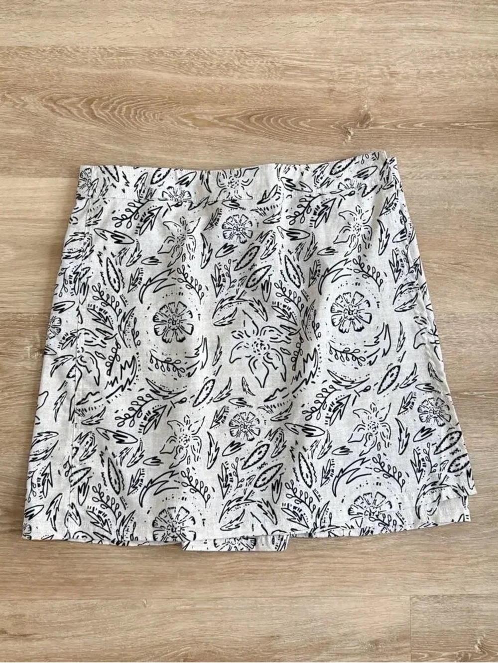 Ripskirt Hawaii White Mini Skirt with Black Floral Print